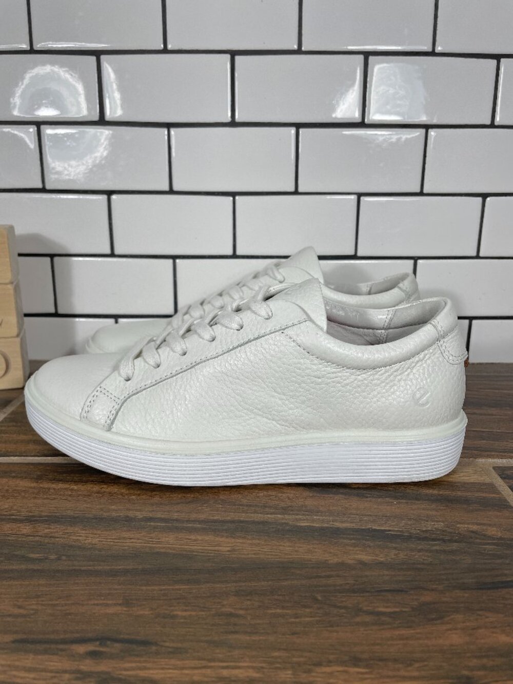 Ecco Soft 60 Shoes Womens Size EU 36 White Leather Lightweight Lace Up Sneakers